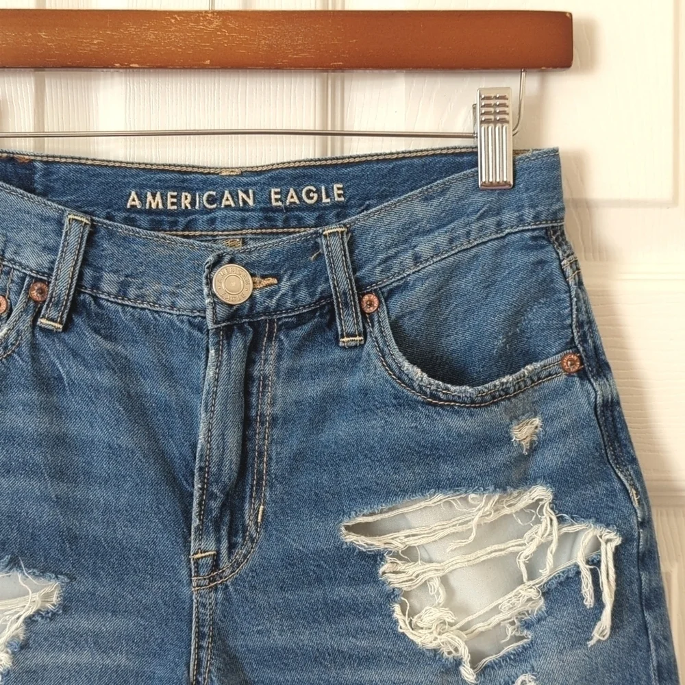 American Eagle Distressed Medium Wash Low Rise Baggy Denim Jean Shorts 00